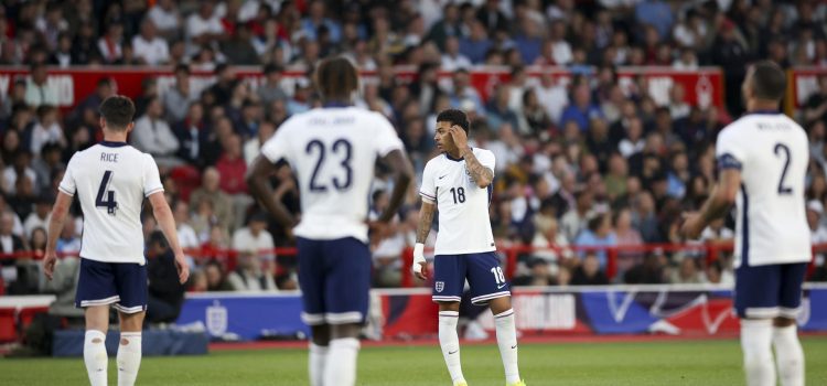 Los jugadores de Inglaterra lamentan el 1-2 en contra durante el partido amistoso que han jugado Snegal e Inglaterra en Nottingham, Reino Unido. EFE/EPA/ADAM VAUGHAN