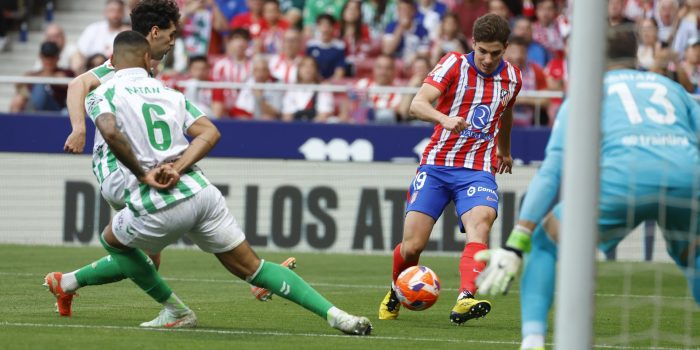 El delantero del Atlético de Madrid Julián Álvarez (d) marca el tercer gol del equipo durante el partido de la jornada 37 de LaLiga ante el Real Betis. EFE/ Mariscal