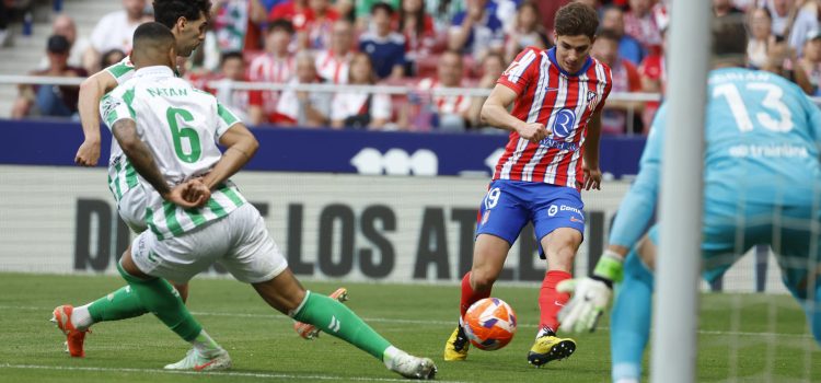 El delantero del Atlético de Madrid Julián Álvarez (d) marca el tercer gol del equipo durante el partido de la jornada 37 de LaLiga ante el Real Betis. EFE/ Mariscal