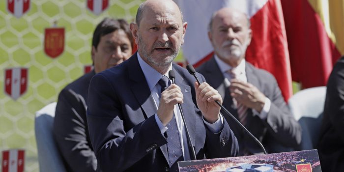 El presidente de la Real Federación Española de Fútbol, Rafael Louzán Abal, habla durante una rueda de prensa este jueves, en Puebla (México). EFE/ Hilda Ríos