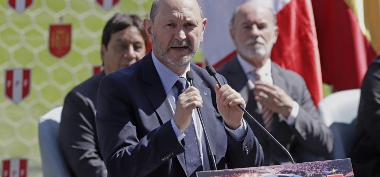 El presidente de la Real Federación Española de Fútbol, Rafael Louzán Abal, habla durante una rueda de prensa este jueves, en Puebla (México). EFE/ Hilda Ríos