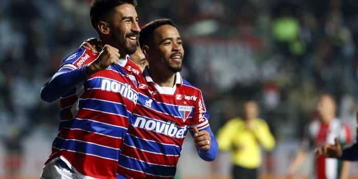 Juan Martín Lucero (i) de Fortaleza celebra un gol hoy, durante un partido por el grupo H de la Copa Sudamericana entre Palestino y Fortaleza, en el estadio El Teniente, en Rancagua (Chile). EFE/Elvis González