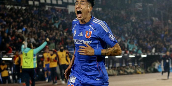alt El chileno Assadi le da a la U, la ventaja sobre Independiente