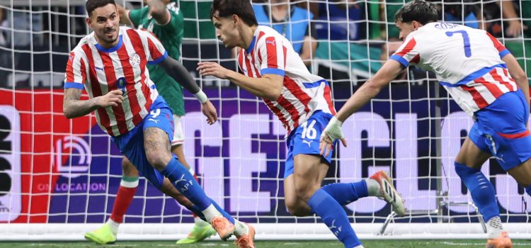 Jugadores de Paraguay celebran un gol en un partido amistoso entre México y Paraguay en el Alamodome en San Antonio (Estados Unidos). EFE/Carlos Ramírez