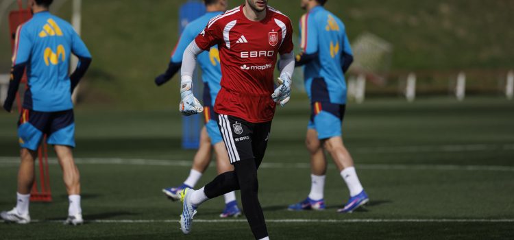 El portero Joan García, durante un entrenamiento de la selección española de fútbol en la Ciudad de Fútbol de Las Rozas (Madrid) para ultimar su preparación de cara al partido amistoso frente a Serbia con vistas al Mundial 2026. EFE / Rodrigo Jimenez