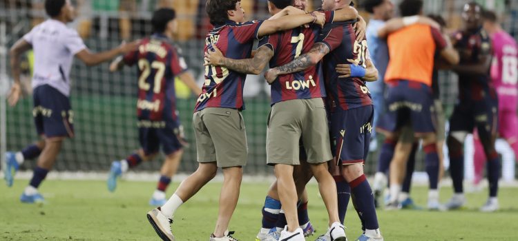 Los jugadores del Levante celebran la permanencia en Primera División conseguida tras el empate entre el Elche y el Girona, al término del partido de la última jornada que Real Betis y Levante han disputado este sábado en el Estadio de La Cartuja de Sevilla. EFE/José Manuel Vidal