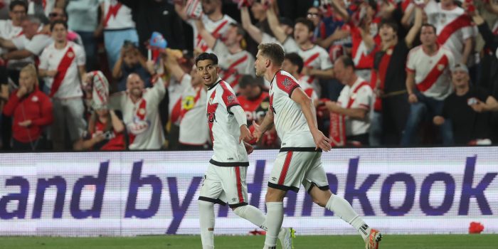 Los jugadores del Rayo celebran el 1-0. EFE/Kiko Huesca