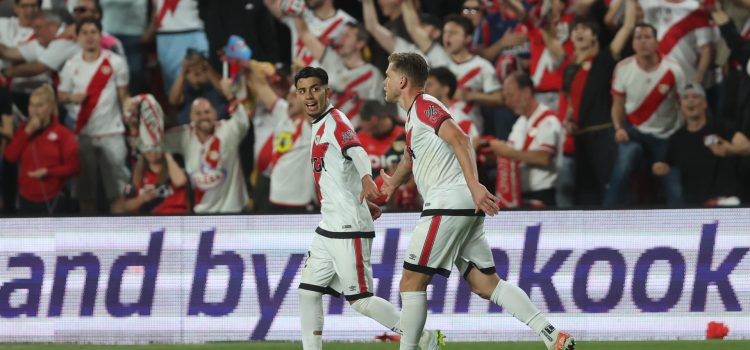 Los jugadores del Rayo celebran el 1-0. EFE/Kiko Huesca