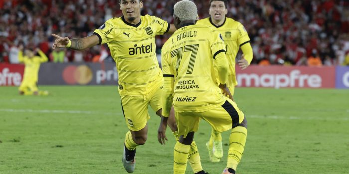 Jugadores de Peñarol celebran este jueves el gol de Matías Arezo que selló el empate 1-1 en su visita a Independiente Santa Fe en Bogotá por la primera jornada del Grupo F de la Copa Libertadores. EFE/ Mauricio Dueñas Castañeda
