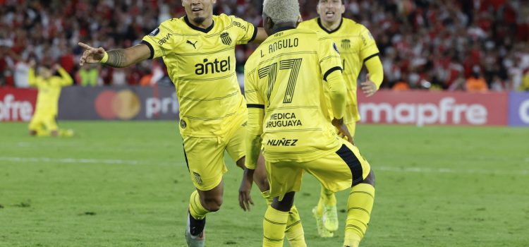 Jugadores de Peñarol celebran este jueves el gol de Matías Arezo que selló el empate 1-1 en su visita a Independiente Santa Fe en Bogotá por la primera jornada del Grupo F de la Copa Libertadores. EFE/ Mauricio Dueñas Castañeda