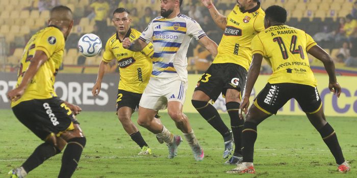 Jugadores de Barcelona presionan el avance de Milton Giménez de Boca Juniors este martes, durante un partido de la cuarta jornada de la Copa Libertadores jugado en el estadio Monumental Banco Pichincha de Guayaquil. EFE/ Jonathan Miranda
