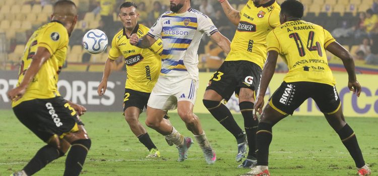 Jugadores de Barcelona presionan el avance de Milton Giménez de Boca Juniors este martes, durante un partido de la cuarta jornada de la Copa Libertadores jugado en el estadio Monumental Banco Pichincha de Guayaquil. EFE/ Jonathan Miranda