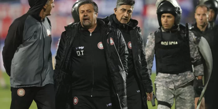 El argentino Ricardo Caruso Lombardi (2-i), fue registrado este martes, 16 de abril, durante su debut como entrenador del club uruguayo de fútbol Miramar Misiones, en el estadio Luis Franzini de Montevideo (Uruguay). Los dirigidos por Caruso Lombardi cayeron en casa 1-2 ante Nacional. EFE/Gastón Britos