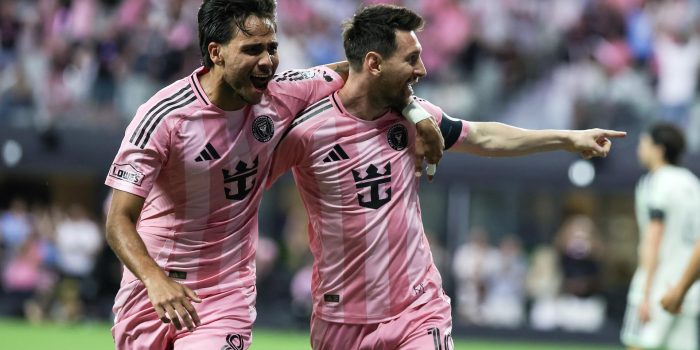 El delantero del Inter Miami Lionel Messi (d) y su compañero Telasco Segovia (I) celebran un gol durante el partido de la MLS entre el Inter Miami y el Austin FC en el estadio Nu Stadium de Miami, Florida (EE.UU.). EFE/CRISTÓBAL HERRERA-ULASHKEVICH