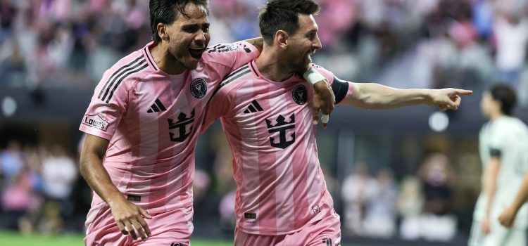 El delantero del Inter Miami Lionel Messi (d) y su compañero Telasco Segovia (I) celebran un gol durante el partido de la MLS entre el Inter Miami y el Austin FC en el estadio Nu Stadium de Miami, Florida (EE.UU.). EFE/CRISTÓBAL HERRERA-ULASHKEVICH