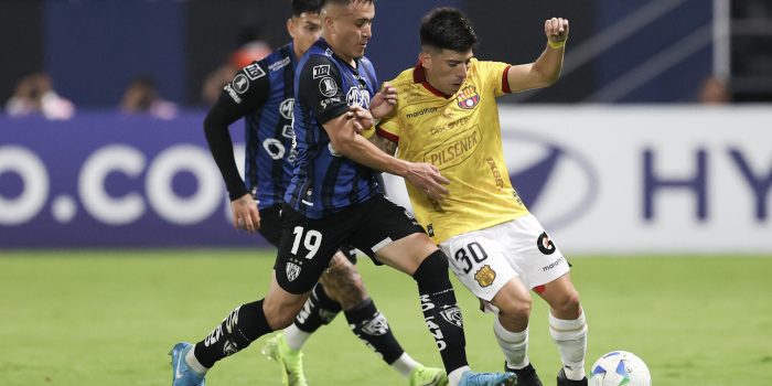 Layan Loor (c), de Independiente del Valle, disputa el balón con Brian Oyola, de Barcelona, en un partido de la fase de grupos de la Copa Libertadores entre Independiente del Valle y Barcelona, en el estadio Banco Guayaquil de Quito (Ecuador). EFE/ José Jácome
