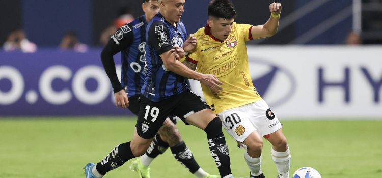 Layan Loor (c), de Independiente del Valle, disputa el balón con Brian Oyola, de Barcelona, en un partido de la fase de grupos de la Copa Libertadores entre Independiente del Valle y Barcelona, en el estadio Banco Guayaquil de Quito (Ecuador). EFE/ José Jácome