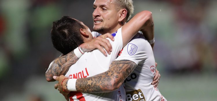 Carlos Garcés (d) y Juan Romagnoli de Cienciano celebran un gol en un partido de la fase de grupos de la Copa Sudamericana. EFE/ Ronald Peña