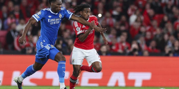 El jugador del Benfica Leandro Barreiro (d) con el jugador del Madrid Aurelien Tchouameni durante el partido de la UEFA Champions League entre Benfica y Real Madrid en Lisboa, Portugal) EFE/EPA/MIGUEL A. LOPES