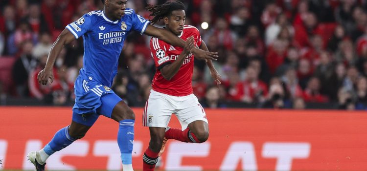 El jugador del Benfica Leandro Barreiro (d) con el jugador del Madrid Aurelien Tchouameni durante el partido de la UEFA Champions League entre Benfica y Real Madrid en Lisboa, Portugal) EFE/EPA/MIGUEL A. LOPES