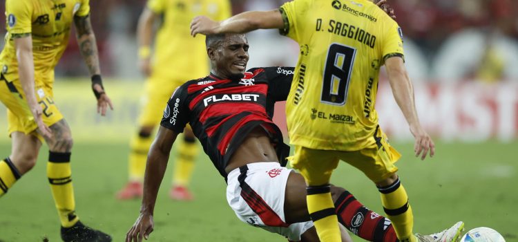 Evertton Araújo (abajo) de Flamengo disputa un balón con Daniel Saggiomo de Deportivo Táchira. EFE/Andre Coelho