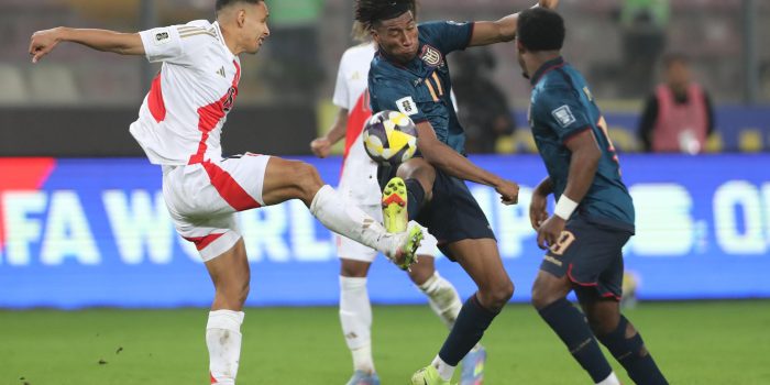 El defensor peruano Renzo Garcés (i) disputa el balón con el extremo ecuatoriano Kevin Rodríguez este martes durante el partido de eliminatorias sudamericanas jugado este mates en el estadio Nacional de Lima. EFE/ Paolo Aguilar