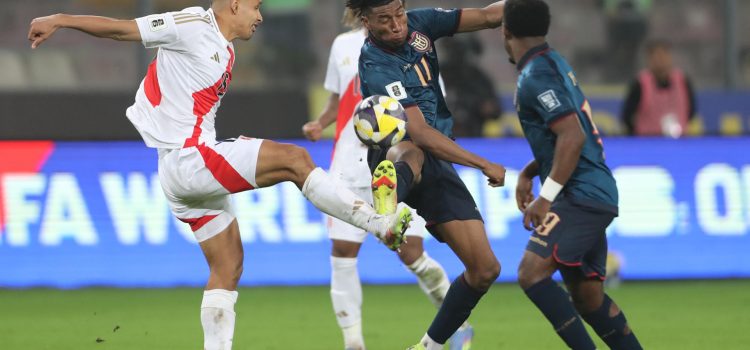 El defensor peruano Renzo Garcés (i) disputa el balón con el extremo ecuatoriano Kevin Rodríguez este martes durante el partido de eliminatorias sudamericanas jugado este mates en el estadio Nacional de Lima. EFE/ Paolo Aguilar