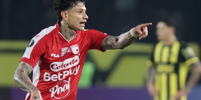 El colombiano Alexis Zapata celebra el gol que a la postre dio la victoria este miércoles a Santa Fe sobre Peñarol en partido de la última jornada de la fase de grupos de la Copa Libertadores jugado en el estadio Campeón del Siglo de Montevideo. EFE/ Gastón Britos