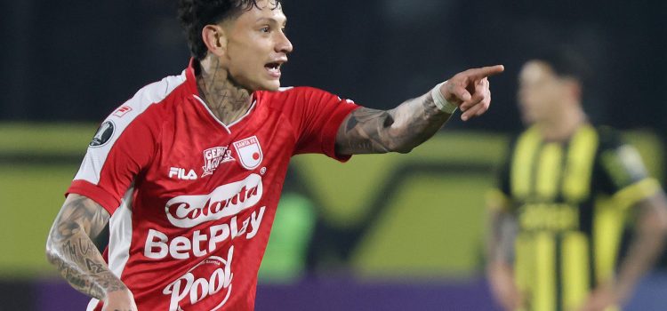 El colombiano Alexis Zapata celebra el gol que a la postre dio la victoria este miércoles a Santa Fe sobre Peñarol en partido de la última jornada de la fase de grupos de la Copa Libertadores jugado en el estadio Campeón del Siglo de Montevideo. EFE/ Gastón Britos