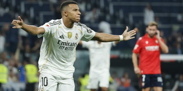 El delantero francés del Real Madrid Kylian Mbappé celebra su gol durante el partido de la primera jornada de LaLiga que Real Madrid y Atlético Osasuna disputaron en el estadio Santiago Bernabéu. EFE/Mariscal