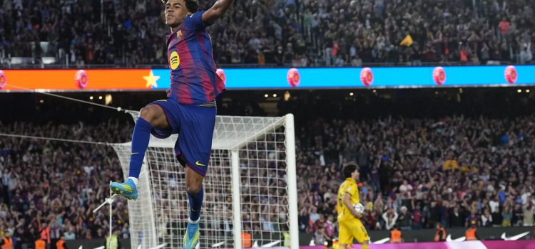 El jugador del Barcelona Lamine Yamal, celebra su gol contra el Espanyol, durante el partido de la jornada 31 de LaLiga EA Sports que FC Barcelona y RCD Espanyol disputaron en el Camp Nou. EFE/ Enric Fontcuberta