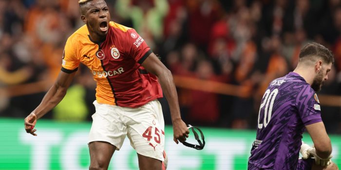 alt El brasileño Alisson se lesiona y Liverpool cae en Estambul