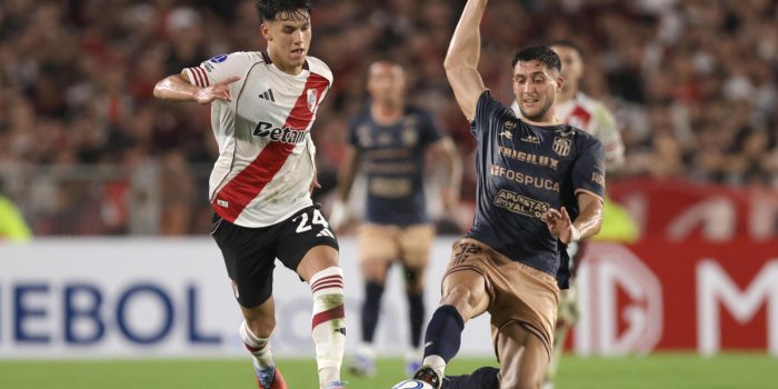 Juan Cruz Meza (i) de River Plate es marcado a presión por Ezequiel Neira de Carabobo este miércoles, durante un partido de la segunda jornada de la fase de grupos de la Copa Sudamericana jugado en el estadio Monumental de Buenos Aires. EFE/ Adan González