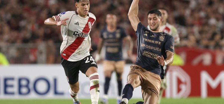 Juan Cruz Meza (i) de River Plate es marcado a presión por Ezequiel Neira de Carabobo este miércoles, durante un partido de la segunda jornada de la fase de grupos de la Copa Sudamericana jugado en el estadio Monumental de Buenos Aires. EFE/ Adan González