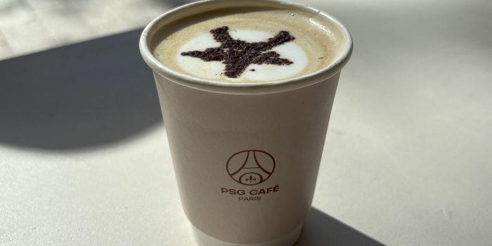 Café servido con la estrella del campeonato europeo en cacao. Magdalenas rellenas de frambuesas y 'capuccinos' con la Torre Eiffel dibujada en su espuma son los productos estrella del primer 'PSG Café', un establecimiento inaugurado recientemente en los Campos Elíseos de la capital francesa y que supone una nueva apuesta para extender la marca del club más allá del terreno de juego. EFE/ Pol Lloberas Cardona