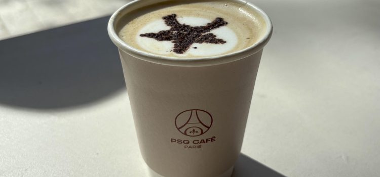 Café servido con la estrella del campeonato europeo en cacao. Magdalenas rellenas de frambuesas y 'capuccinos' con la Torre Eiffel dibujada en su espuma son los productos estrella del primer 'PSG Café', un establecimiento inaugurado recientemente en los Campos Elíseos de la capital francesa y que supone una nueva apuesta para extender la marca del club más allá del terreno de juego. EFE/ Pol Lloberas Cardona