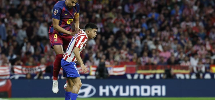 El defensa uruguayo del Barcelona Ronald Araújo (IZ) y el centrocampista mexicano del Atlético de Madrid Obed Vargas durante el partido dela jornada 30 de LaLiga EA Sports este sábado, en el Estadio Riyadh Air Metropolitano de la capital española. EFE/ Chema Moya