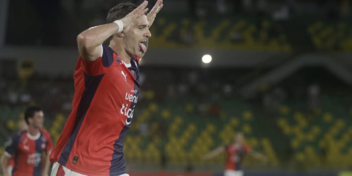 Pablo Vegetti anotó el gol del triunfo de Cerro Porteño ante Junior en el estadio Jaime Morón en Cartagena (Colombia). EFE/Ricardo Maldonado Rozo