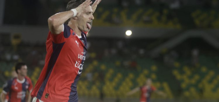 Pablo Vegetti anotó el gol del triunfo de Cerro Porteño ante Junior en el estadio Jaime Morón en Cartagena (Colombia). EFE/Ricardo Maldonado Rozo