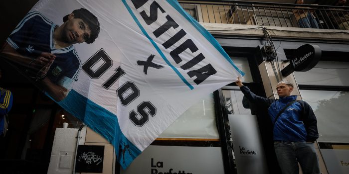 Foto de archivo que muestra a simpatizantes de Diego Armando Maradona, frente a los tribunales de San Isidro en Buenos Aires, (Aregentina). EFE/ Juan Ignacio Roncoroni