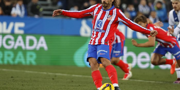 El delantero del Atlético de Madrid Antoine Griezmann durante el partido de LaLiga EA Sports entre CD Leganés y Atlético de Madrid, este sábado en el Estadio Municipal Butarque de Madrid. EFE/ Sergio Pérez