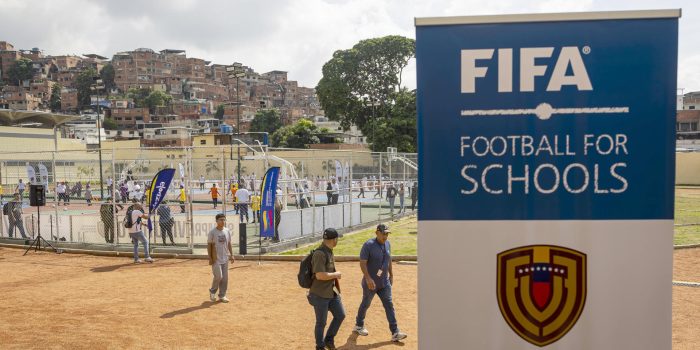 Fotografía de un cartel de la FIFA que anuncia el proyecto en Venezuela 'Fútbol para las escuelas'. EFE/ Miguel Gutiérrez
