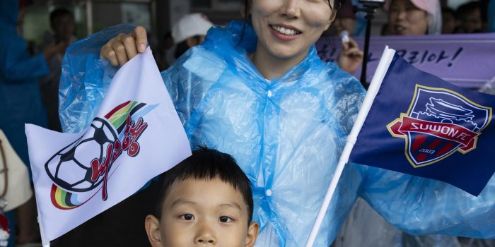 Aficionados al fútbol de Corea del Sur arropan este miércoles al equipo norcoreano femenino Naegohyang FC y al surcoreano Suwon FC, durante la semifinal regional celebrada en el Sur. EFE/JEON HEON-KYUN