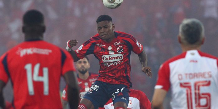 Brayan León Muñiz, de Medellín, cabecea un balón durante el partido de vuelta de la final del la liga colombiana entre Deportivo Independiente Medellín e Independiente Santa Fe en el estadio Atanasio Girardot en Medellín (Colombia). EFE/ STR