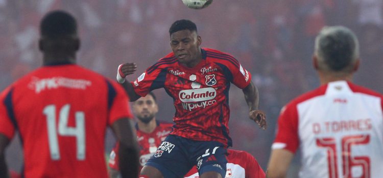 Brayan León Muñiz, de Medellín, cabecea un balón durante el partido de vuelta de la final del la liga colombiana entre Deportivo Independiente Medellín e Independiente Santa Fe en el estadio Atanasio Girardot en Medellín (Colombia). EFE/ STR