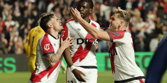 El centrocampista del Rayo Randy Nteka (c) celebra con sus compañeros tras marcar el 1-0, durante el partido de LaLiga de fútbol que Rayo Vallecano y Elche CF disputan este viernes en el estadio de Vallecas, en Madrid. EFE/Mariscal