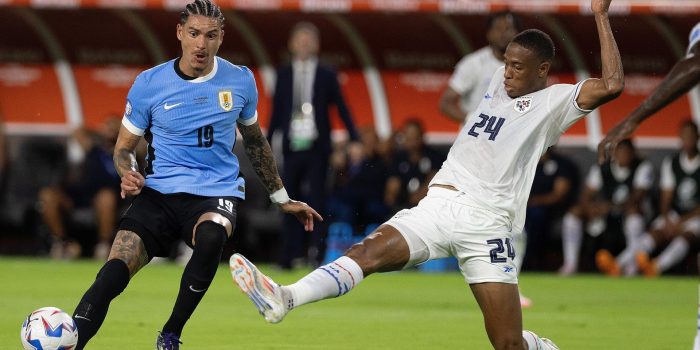 El delantero uruguayo, Darwin Núñez (i), fue registrado este domingo, 23 de junio, al disputar un balón con el defensor panameño Edgardo Fariña (d), durante un partido del grupo C de la Copa América, en el estadio Hard Rock de Miami (Florida, EE.UU.). EFE/Cristóbal Herrera