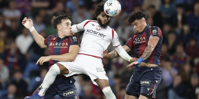 El defensa francés de Osasuna, Valentín Rosier (c), intenta despejar el balón ante el defensa uruguayo del Levante, Alan Matturro (d), en la jugada que ha significado el tercer gol del equipo levantinista durante el partido correspondiente a la jornada 35 de LaLiga EA que han disputado este viernes Levante UD y el CA Osasuna en el estadio Ciudad de Valencia. EFE/ Kai Forsterling
