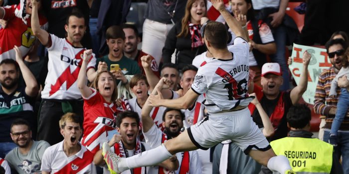 El centrocampista del Rayo Jorge de Frutos celebra tras anotar el primer gol del equipo durante el partido de la jornada 36 de LaLiga EA Sports, entre el Rayo Vallecano y el Betis, en el Estadio de Vallecas de Madrid. EFE/ Sergio Pérez