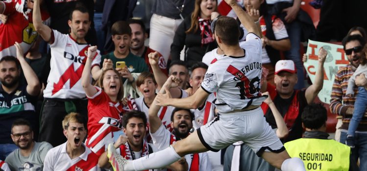 El centrocampista del Rayo Jorge de Frutos celebra tras anotar el primer gol del equipo durante el partido de la jornada 36 de LaLiga EA Sports, entre el Rayo Vallecano y el Betis, en el Estadio de Vallecas de Madrid. EFE/ Sergio Pérez